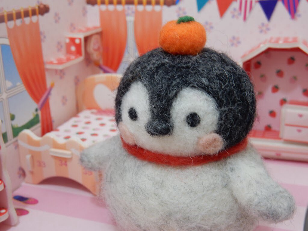 YouMouSan's tweet photo. 羊毛フェルトでペンギン（鏡餅）

もちもち。

#手芸 #羊毛フェルト #handmaid #鏡餅 #ペンギン #needlefelt https://t.co/SGdTqD3d99