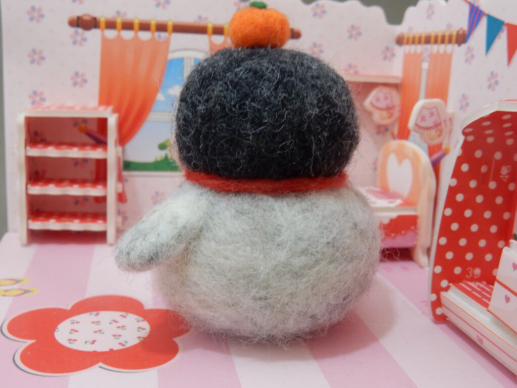 YouMouSan's tweet photo. 羊毛フェルトでペンギン（鏡餅）

もちもち。

#手芸 #羊毛フェルト #handmaid #鏡餅 #ペンギン #needlefelt https://t.co/SGdTqD3d99