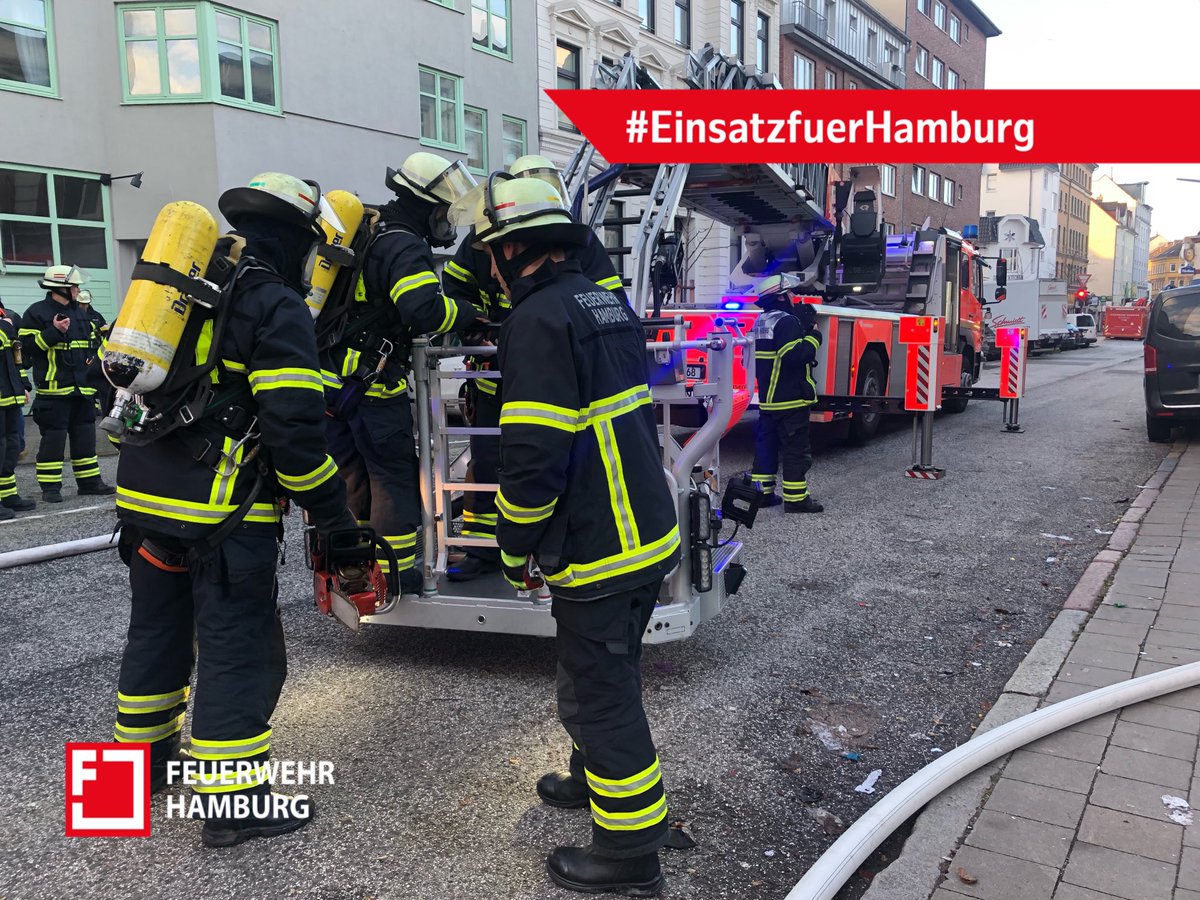 🔴 AKTUELL - Es brennt im Hintergebäude des @schmidttivoli 
Wir sind mit zwei Löschzügen der #Berufsfeuerwehr und @FF_Hamburg vor Ort. Brandbekämpfung ist eingeleitet.
Meiden Sie den Bereich!
#EinsatzfuerHamburg #FEU2