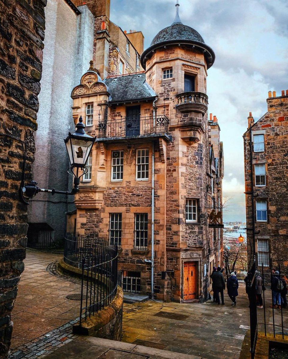 LMPositif's tweet photo. 🏴󠁧󠁢󠁳󠁣󠁴󠁿 La magnifique ville d'Édimbourg, en Écosse ! 😍
☀️ Très bonne journée à tous ! 🍀 💛

📸 : takemyhearteverywhere https://t.co/yH7FbR2Z41