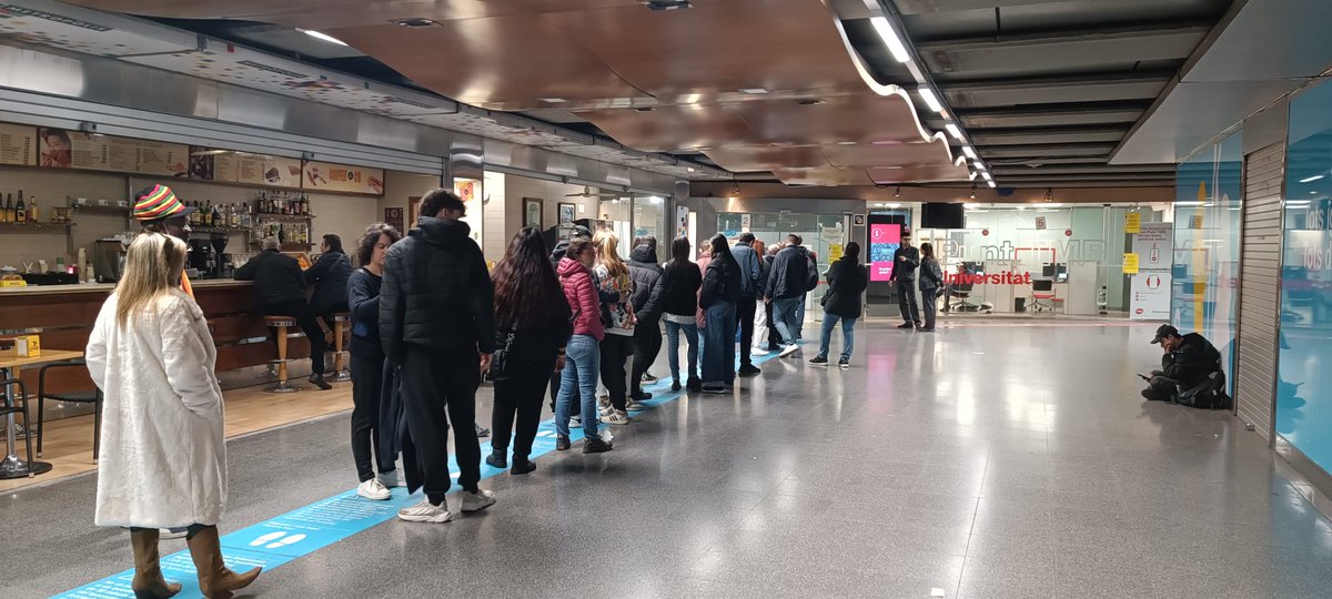 CGTmetroBCN's tweet photo. Cada any el mateix cuento amb els canvis de tarifa, d'evolució de titols 2022, i cues interminables que demostren falta d'empatia de cara a qui més atenció necessita @laiabonetrull #PuntsTMB https://t.co/1fM4m3x7CM