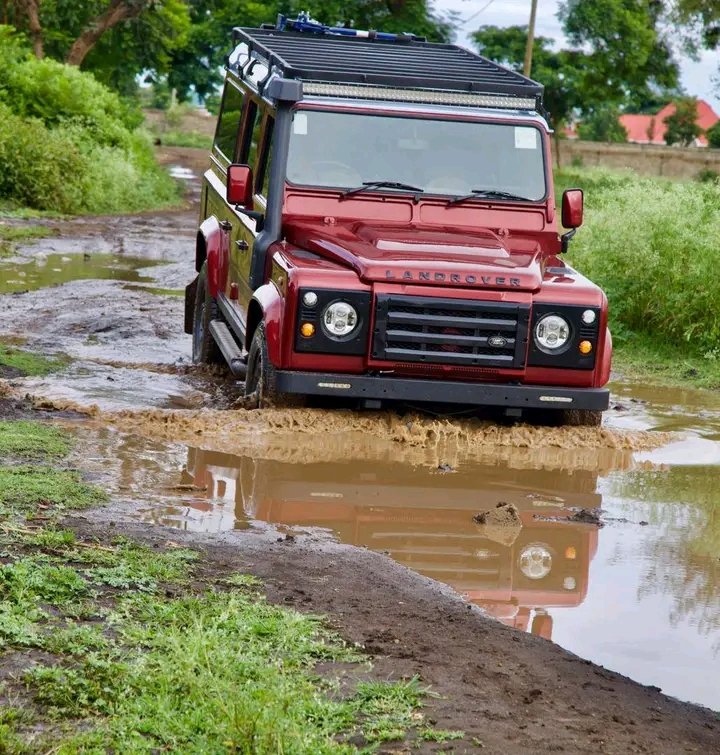 Subaruganda's tweet photo. *Defender Puma 2010 model*
Manual, 6-speed
3900cc V8, Petrol
7 seater, Alloy Wheels, Side Runners, Roof Rack https://t.co/q9GnTDjdrB