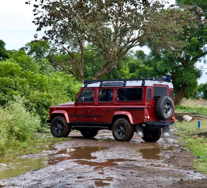 Subaruganda's tweet photo. *Defender Puma 2010 model*
Manual, 6-speed
3900cc V8, Petrol
7 seater, Alloy Wheels, Side Runners, Roof Rack https://t.co/q9GnTDjdrB