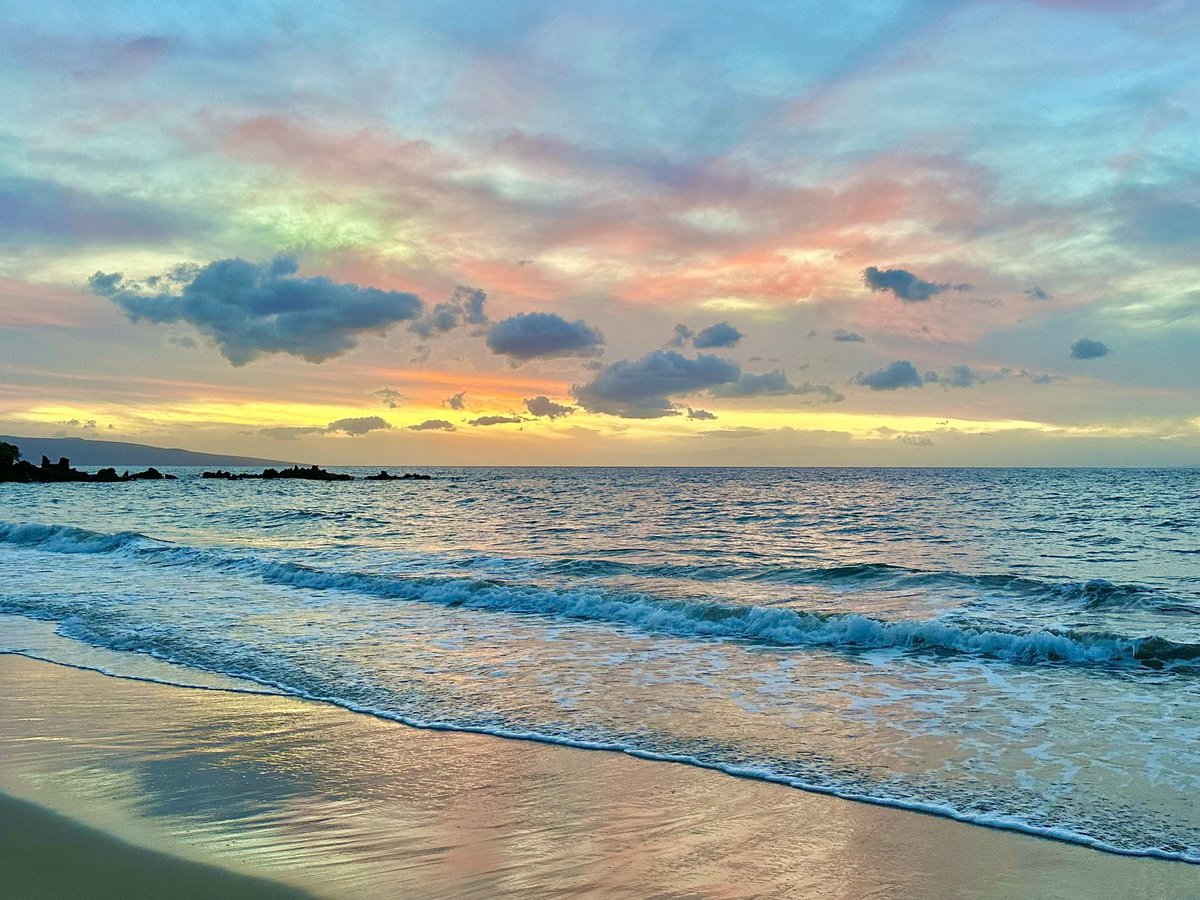 PhotoAmbassador's tweet photo. #Maui #sunset on 8 Dec 2022 (photo #136 on #Hawaii News Now). #Aloha, SMiles :) https://t.co/JqZlynLHIV