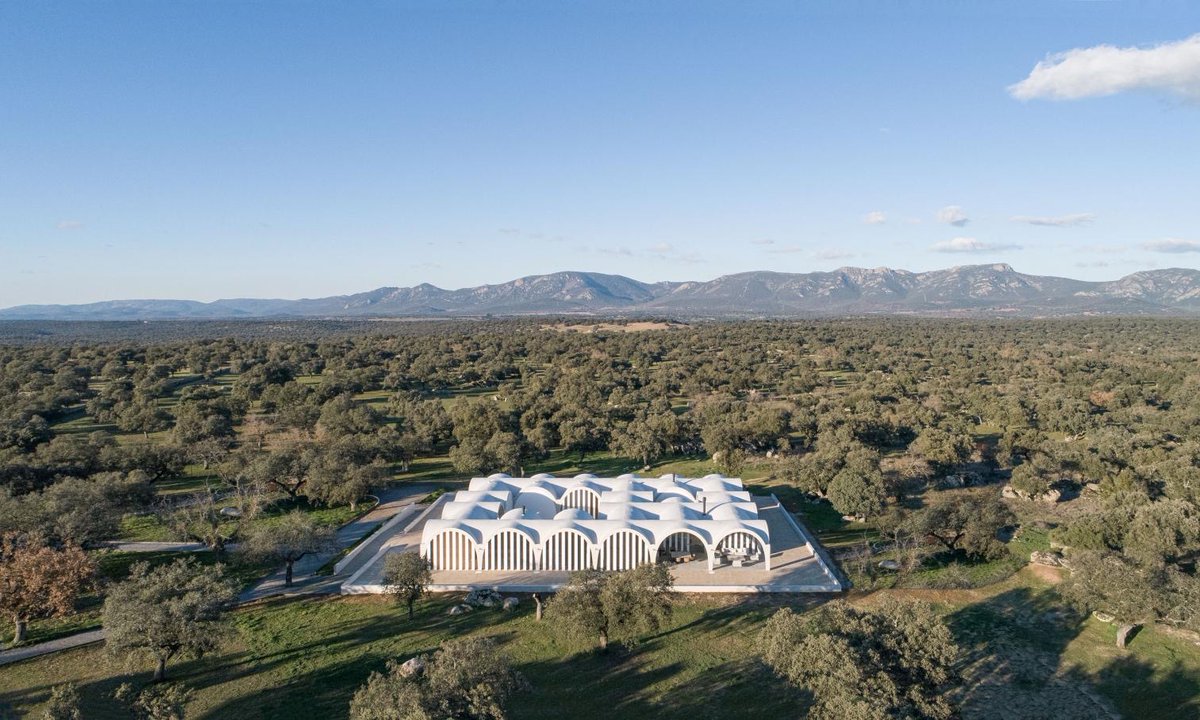 arquitect_viva's tweet photo. Observatorio de fauna, Los Pedroches. 
Rafael de La-Hoz
Inspirado en la arquitectura tradicional de la comarca cordobesa, el proyecto propone un espacio protegido por un conjunto de cúpulas plementadas desde donde observar las especies protegidas. 
https://t.co/YPVskQ2w6S https://t.co/lvum8XGe5G