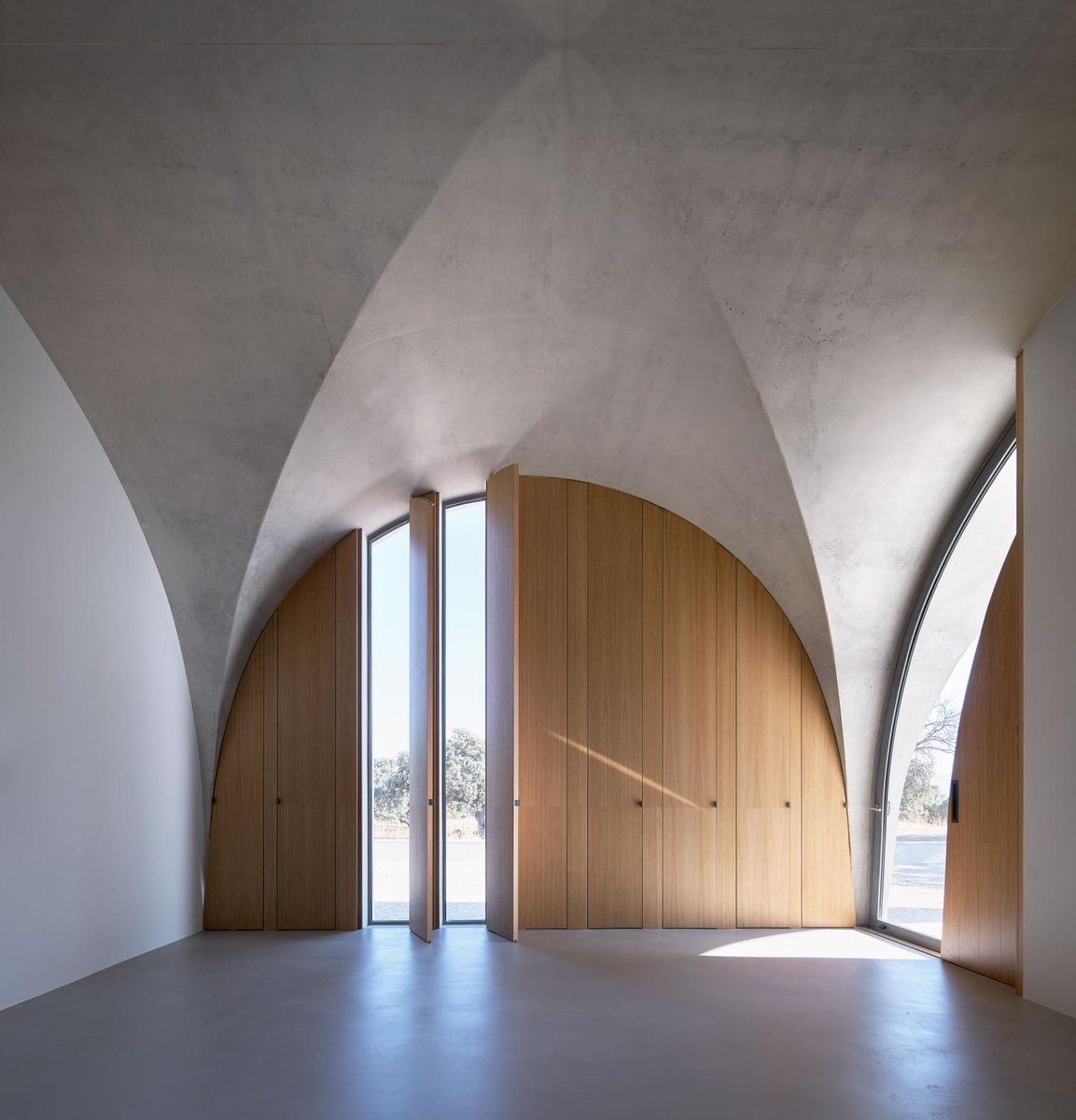 arquitect_viva's tweet photo. Observatorio de fauna, Los Pedroches. 
Rafael de La-Hoz
Inspirado en la arquitectura tradicional de la comarca cordobesa, el proyecto propone un espacio protegido por un conjunto de cúpulas plementadas desde donde observar las especies protegidas. 
https://t.co/YPVskQ2w6S https://t.co/lvum8XGe5G