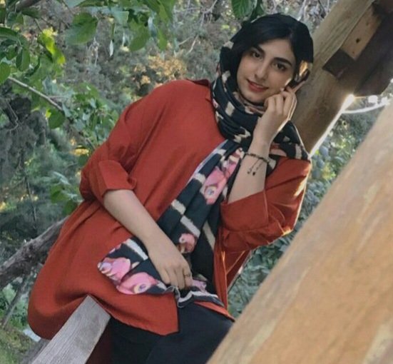 Arrested_voice's tweet photo. مادر #مونا_عبدی گفت دخترم ۲۲ ساله است ولی همه گفتن ۲۳، تو اینستا استوری های حمایتی می زاشت برای همین ۲۴ آبان مامورای امنیتی بازداشتش می کنن  و ازش خبری نداریم فقط میدونیم بند ۲۰۹ اوین زندانیه و از وضعیت جسمی و روحیش بی خبریم ، صدای این مادر نگران باشید #MonaAbdi https://t.co/iSr7LOWUJl