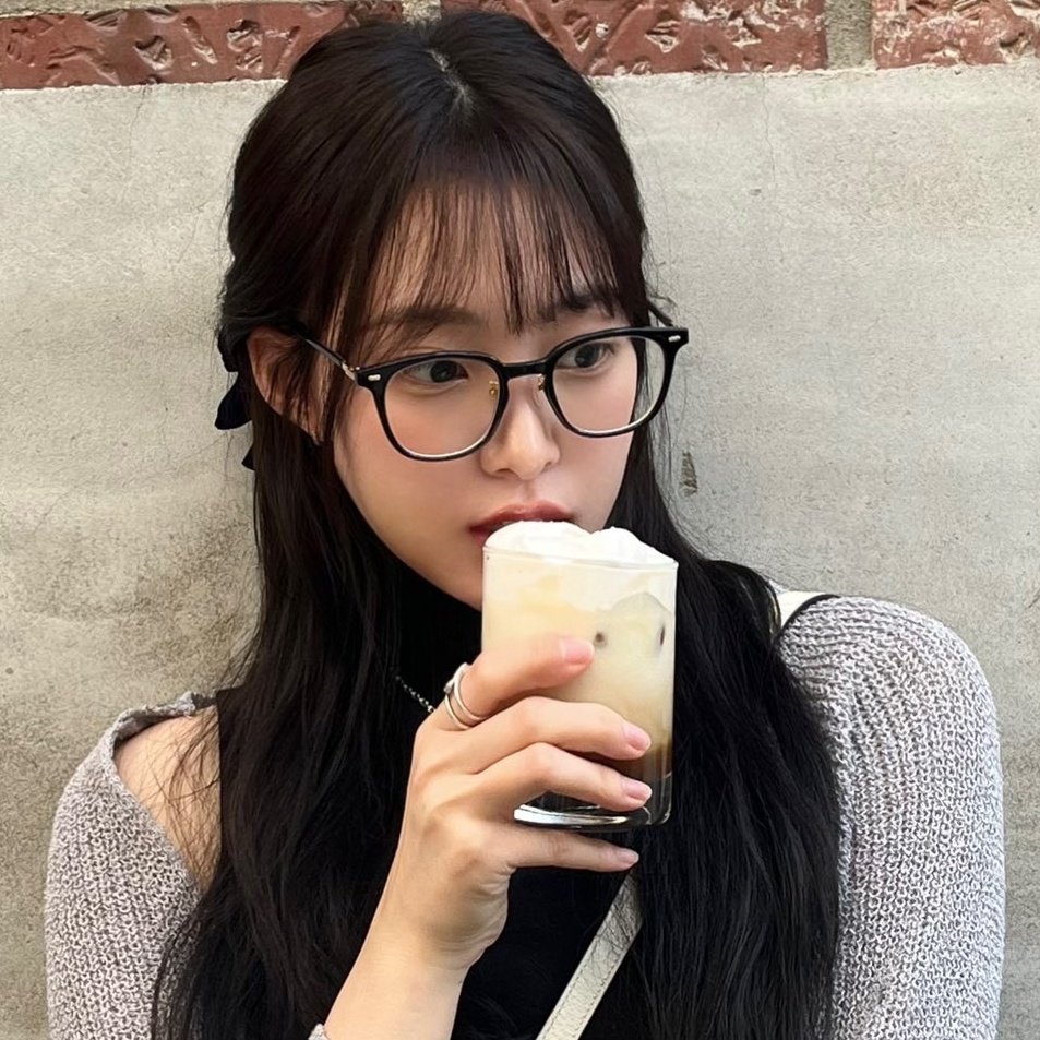 혜원이 안경이 감동적인 이유는...
도수 들어간 찐경이라는 거다.