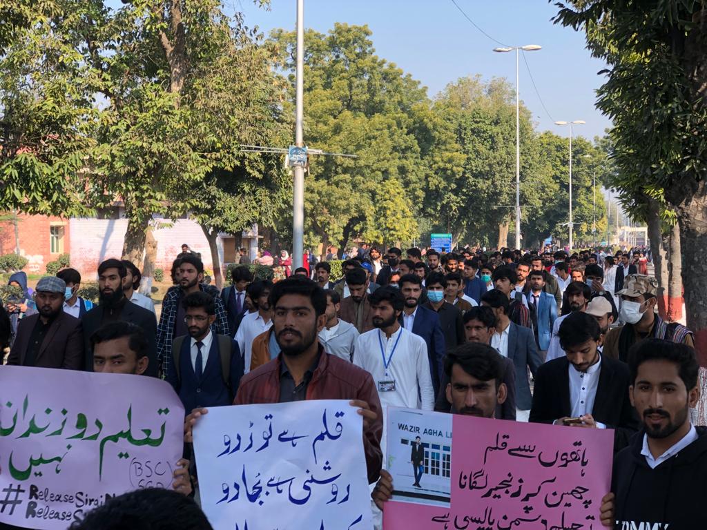 بلوچ اسٹوڈنٹس کونسل سرگودھا کی جانب طالب علم سراج نور اور عارف ھمبل کی جبری گمشدگی کے خلاف سرگودھا یونیورسٹی میں ایک پرامن ریلی نکال کر بلوچ طلباء کی بازیابی اور پنجاب میں بلوچ طلباء کی پروفائلنگ کو بند کرنے کا مطالبہ کر رہے ہیں۔
#ReleaseSirajNoor 
#ReleaseArifHambal