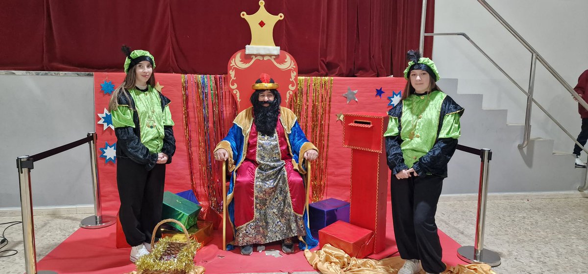 👑🥳 El Camarlenc va arribar ahir a #Benavent per saludar a tots els nens i nenes i recollir les cartes per als Reis Mags! I ho va fer acompanyat d'un espectacle de <a href="/lacremallerate/">La Cremallera Teatre</a>  🥁