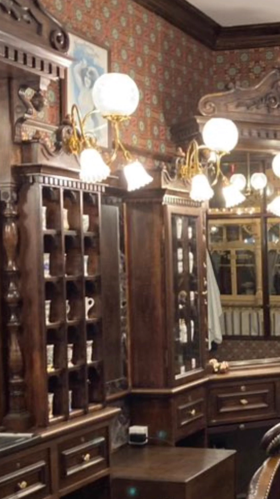 @waltorangejuice ヘアカット以外に、ヒゲ剃りもやってくれるんですよね。
そして店内が素晴らしい…。
（ガス灯らしくデザインされた照明器具、理髪用品とか、常連客用のシェービングカップ等…） 