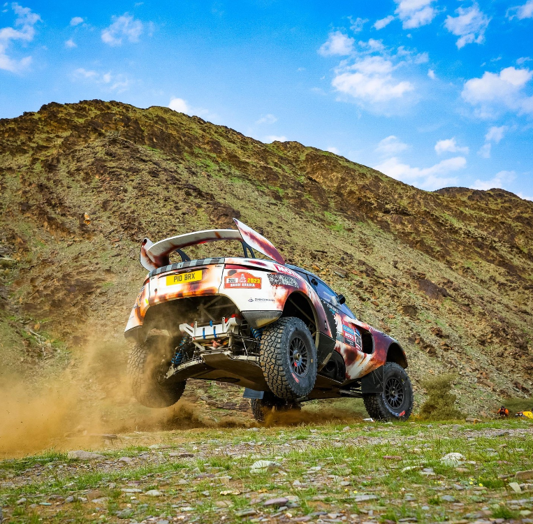 À fond avec mes amis de @GCKmotorsport sur le <a href="/dakar/">DAKAR RALLY</a> 
Allez <a href="/GChicherit/">Guerlain Chicherit</a> tout est possible !
13 étapes pour la remontada…💪

#DakarInSaudi #Dakar2023