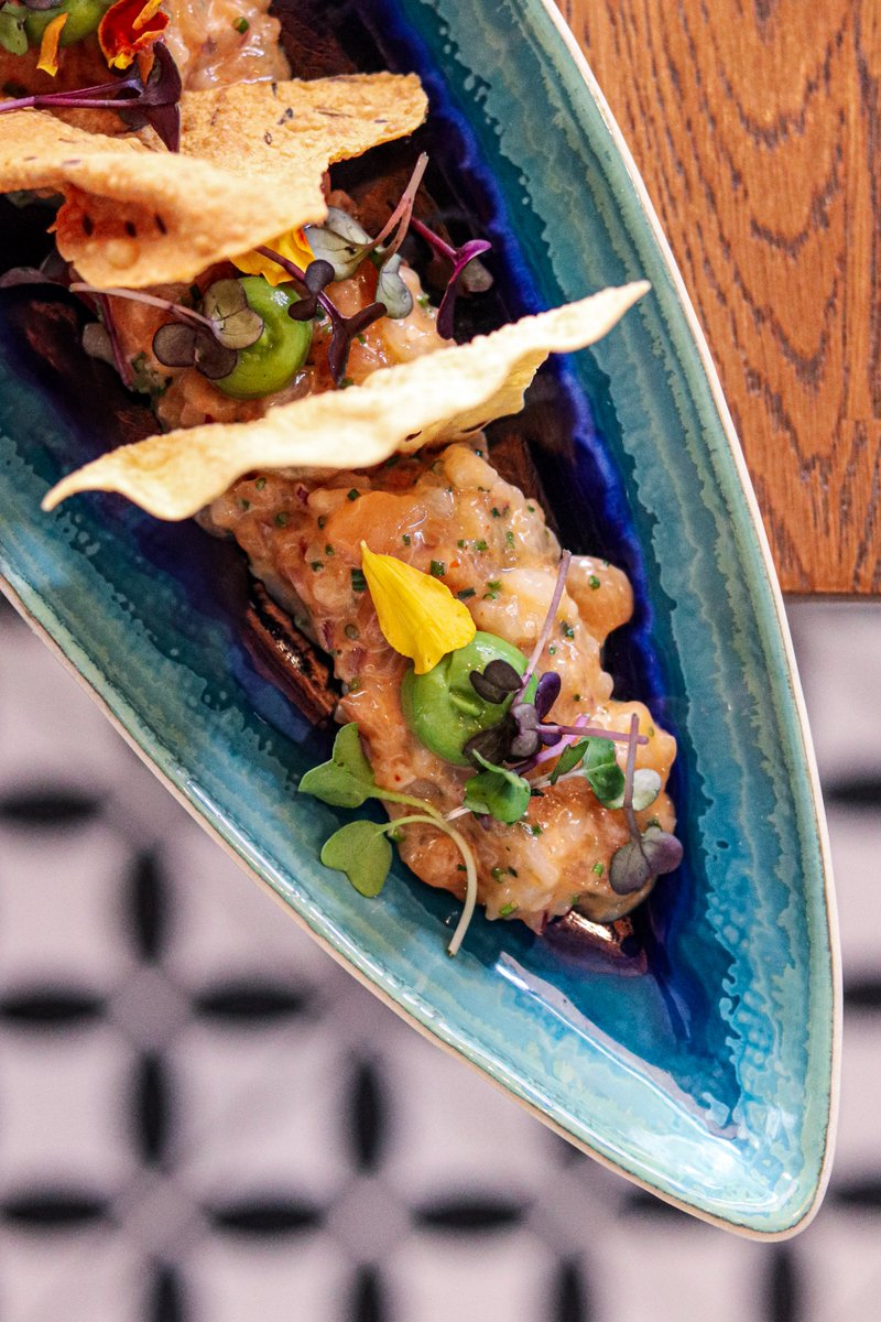 Cuando tenemos un producto tan bueno, es difícil no hacer un gran plato. Tartar de salmón y gambas.

Un imprescindible.

📍 Avda. de los Arces, 11.
Reservas (link en bio) o llamando al 910 58 11 21.

#SomosTaramara #taramareando #taramara #producto <a href="/sergiolatasia/">sergio latasia</a> <a href="/RobertoLatasia/">roberto Latasia</a>