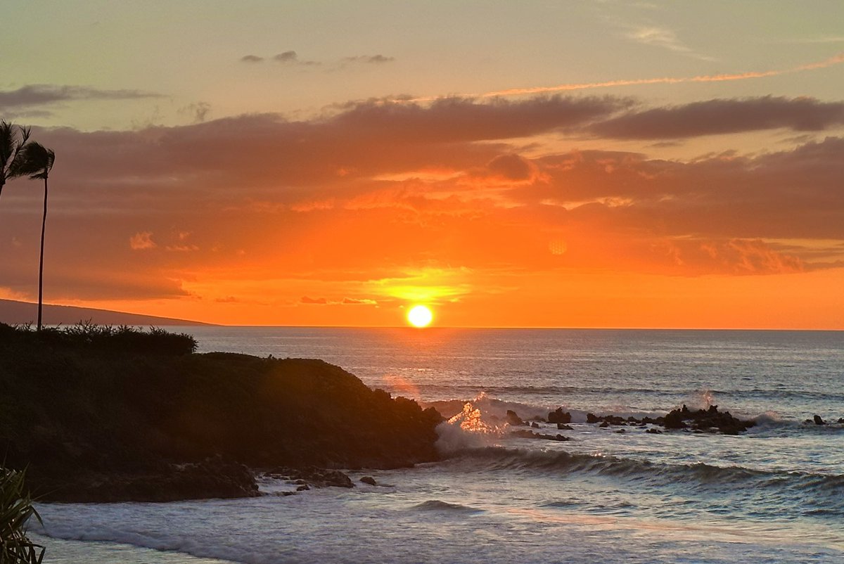 PhotoAmbassador's tweet photo. #Maui #sunset on 25 Dec 2022 at 550p. #Aloha, SMiles :) #Hawaii #MerryChristmas #Christmas #ChristmasDay #MeleKalikimaka https://t.co/4M7h22pcid