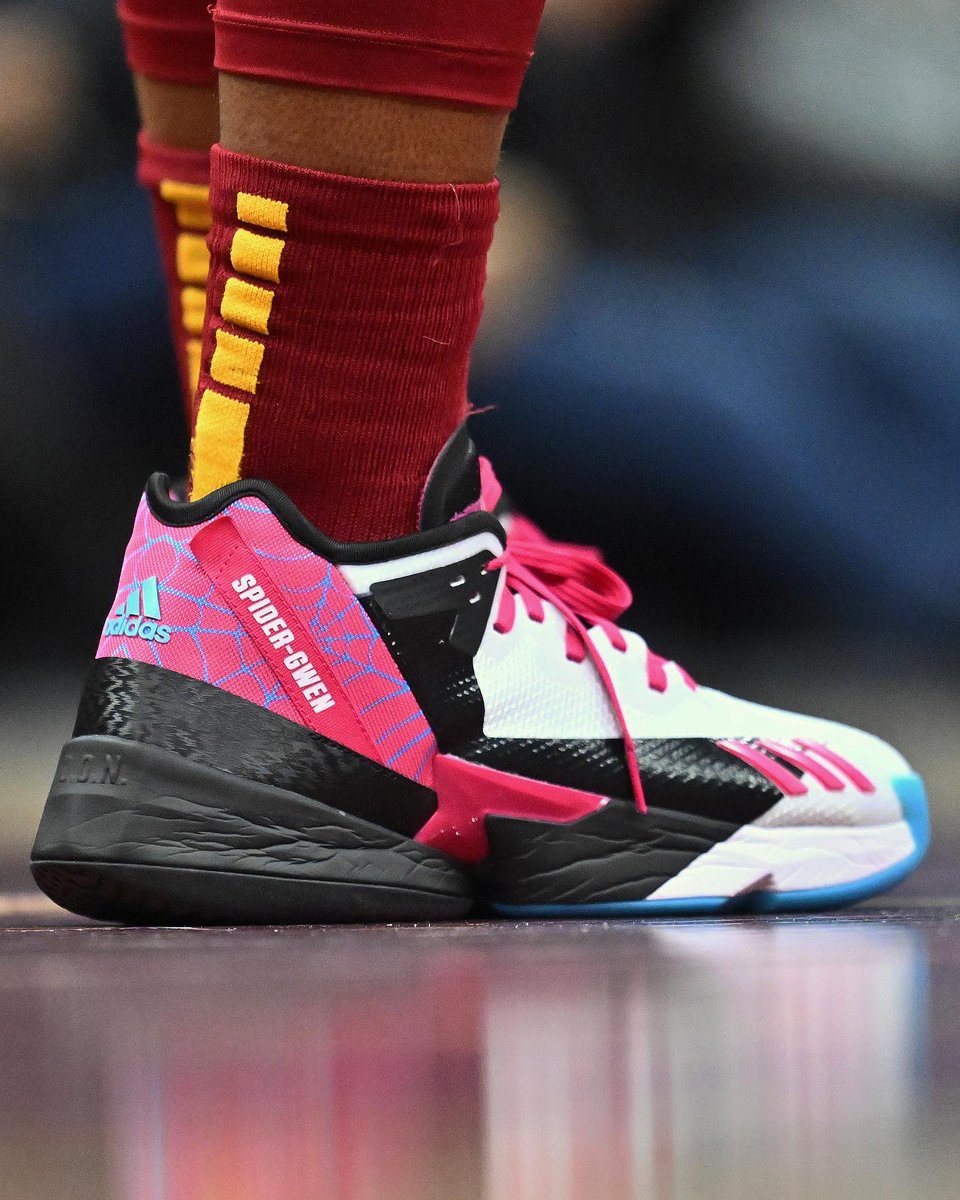 71 in the 🕷️ 4s! #NBAKicks