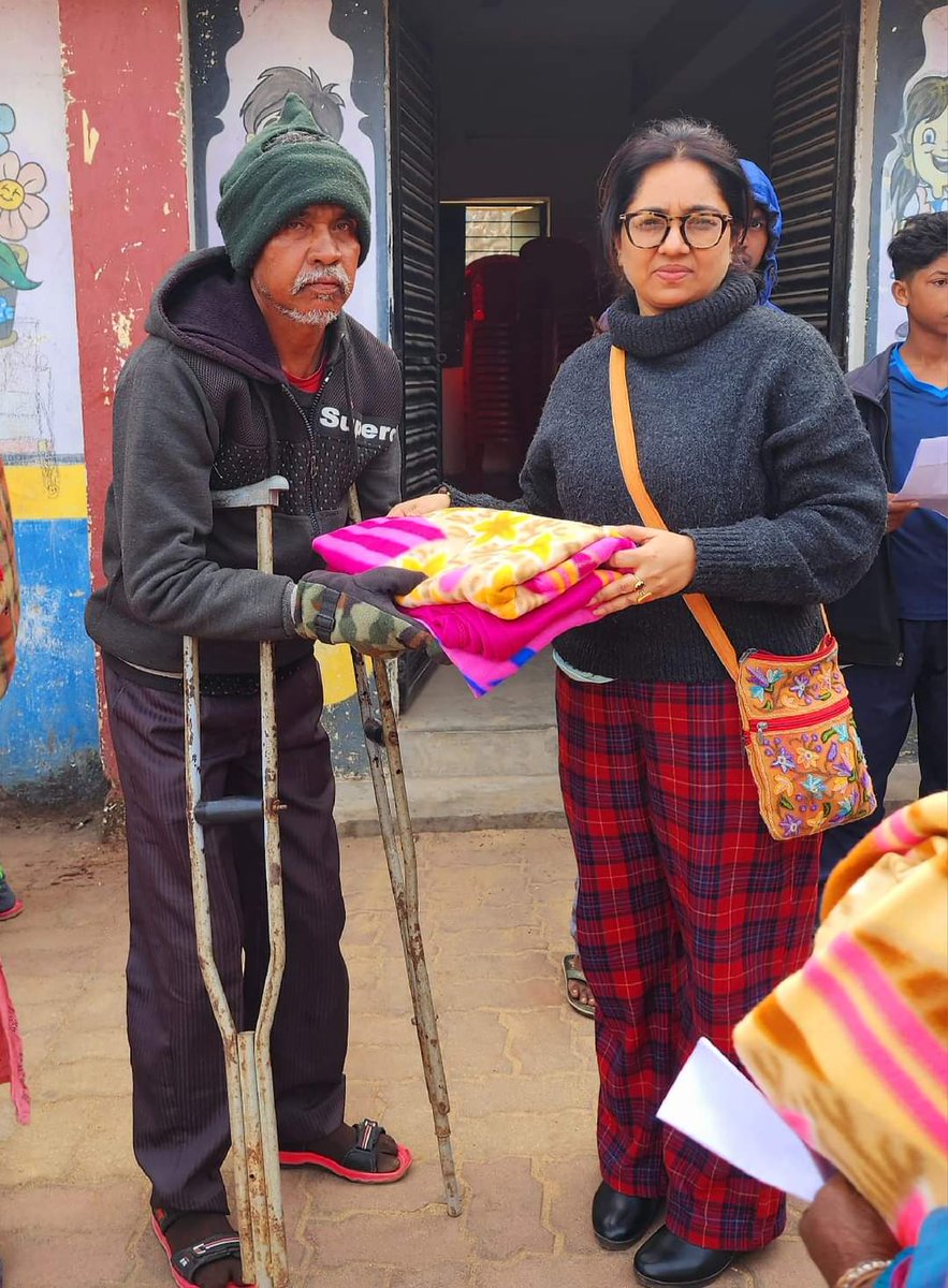 khyati_munjal's tweet photo. Blanket Distribution at Slums amongst Old and Handicapped People❤️ Received their Heart warming Blessings❤️🙏 https://t.co/cSjXx1xwnn