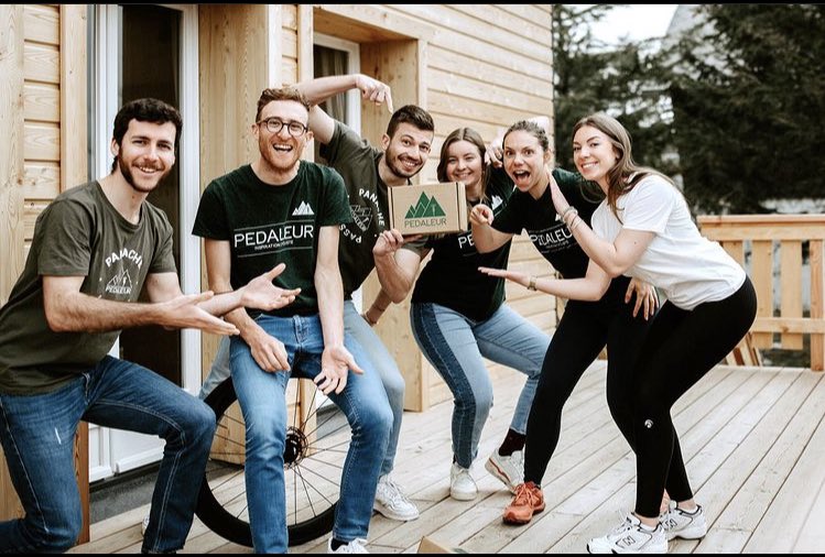 Pour démarrer l’année on recherche pour rejoindre l’équipe un(e) #CM passionné(e) de sports d’endurance (#Running, #cyclisme, #rando) et maîtrisant #TikTok pour mission #FreeLance 👩‍💻 #RH 
🙌 RT appréciés 
📧 DM pour plus d’infos