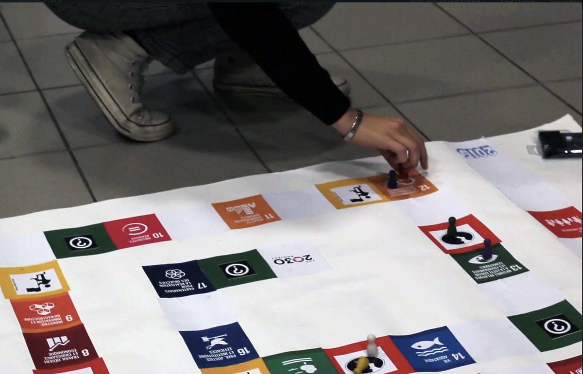 Une version du jeu de l’oie pour explorer les #ODD avec les jeunes de 12 à 18 ans. Matériel pédagogique disponible en ligne gratuitement, conseils à l’appui!
#éduPluralisme
comprendrepouragir.org/produit/grand-…