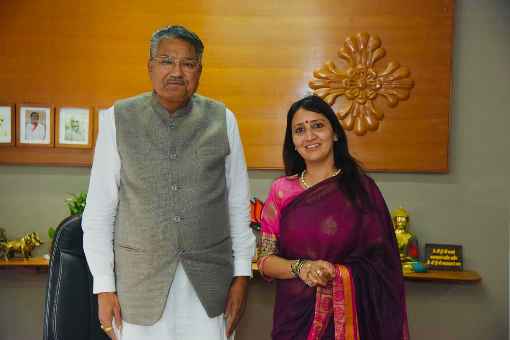 गांधीनगर सचिवालय स्थित किसान नेता एवं गुजरात सरकार के कृषि मंत्री श्री <a href="/RaghavjiPatel/">Raghavji Patel</a> जी से नए साल के उपलक्ष्य में भेंट की एवं उनको मंत्री पद मिलने की शुभकामनाएँ भी दी। 

आपके नेतृत्व में राज्य का किसान ज़्यादा से ज़्यादा तरक़्क़ी करेगा ऐसा पूर्णतः विश्वास है।