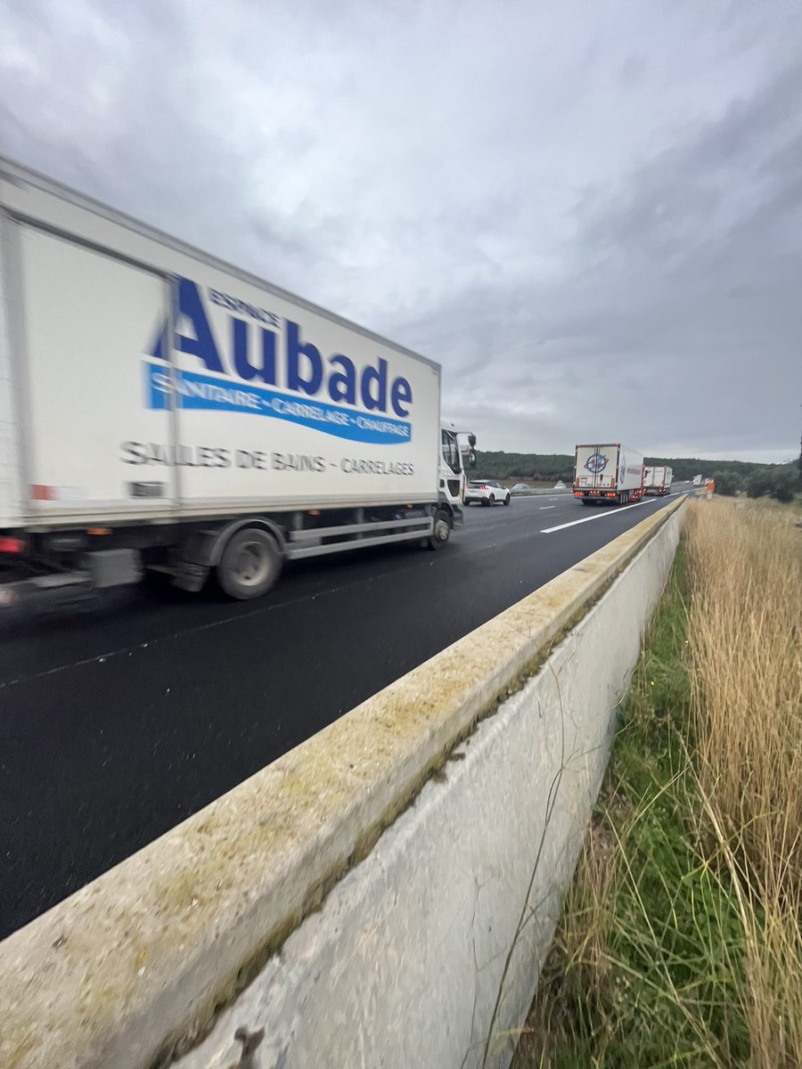 bdsweavy's tweet photo. Il est 10h28 et JE SUIS TOUJOURS SUR L’AUTOROUTE et loin de chez moi donc bon j’ai dormi un peu comme j’ai pu et la je fait du stop sur l’autoroute c’est toujours aussi ghetto https://t.co/pnFYUb65tL