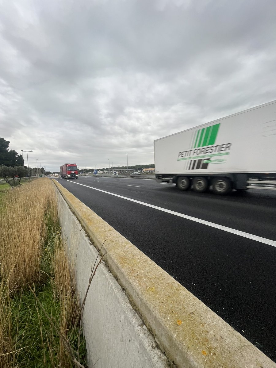 bdsweavy's tweet photo. Il est 10h28 et JE SUIS TOUJOURS SUR L’AUTOROUTE et loin de chez moi donc bon j’ai dormi un peu comme j’ai pu et la je fait du stop sur l’autoroute c’est toujours aussi ghetto https://t.co/pnFYUb65tL