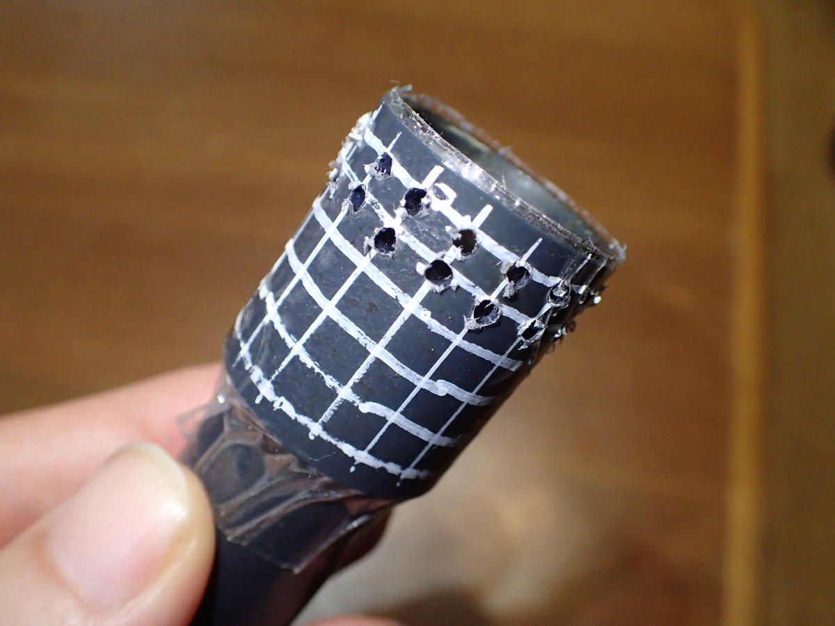 Fwpuffers's tweet photo. なるほど
テープを張って線を書き
穴をあけてからテープを剥がせば
比較的等間隔に穴を開けられるんやな https://t.co/jjtCjcXPgS