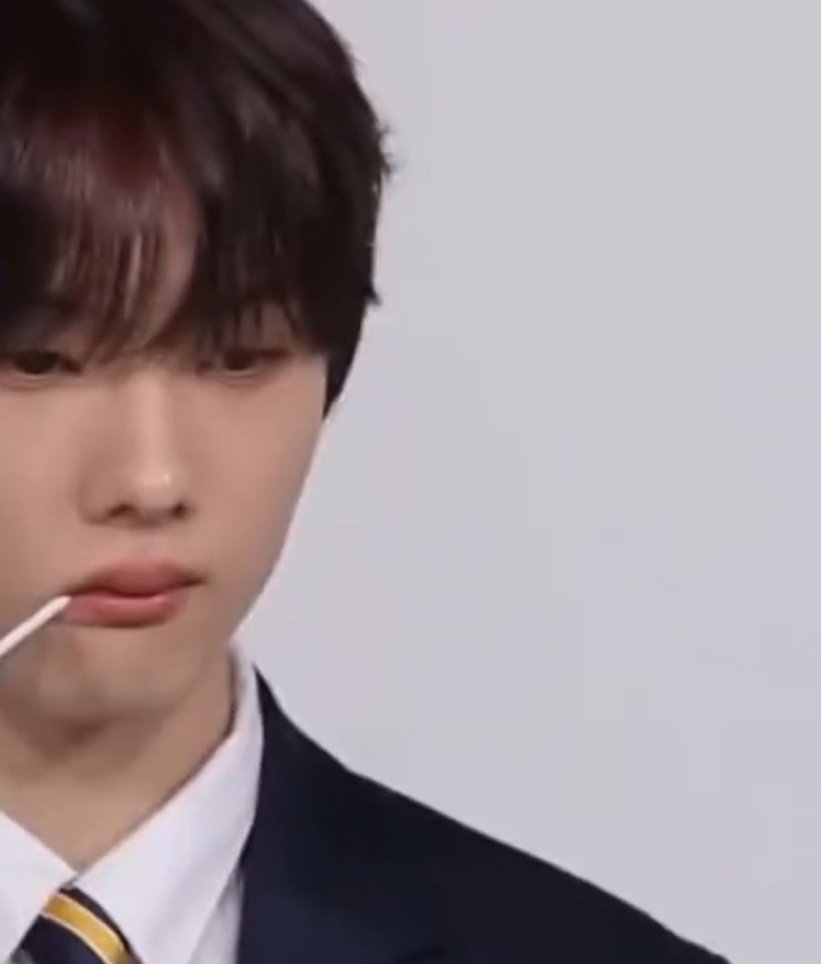 อายุ 16 กินลูกอม       อายุ 20 กินลูกอม