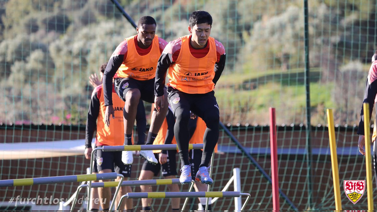 VfB's tweet image. Warm-up mit VfB-Athletiktrainer Günter #Kern. 

#VfB | #VfBinMarbella