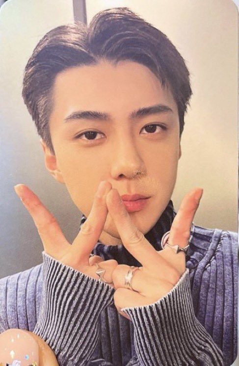 oshloversclub's tweet photo. 이 바부 세훈 피스 어쩌다 하게 된 건지 물어보게 생일파티해다오 https://t.co/uS9zW7ftF3