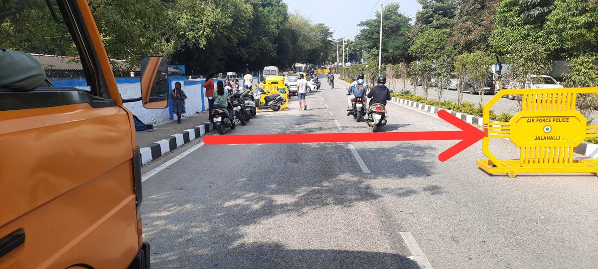 ROBINH00D1's tweet image. @blrcitytraffic  Wrong  vehicle parking by KV Parents and Unscientific traffic control systems near to KV NO2 , #JalahalliEast #kendriyavidyalaya #TRAFFICBLOCK  @jalahallitrfps  @Jalahallips  @Kv1Jalahalli