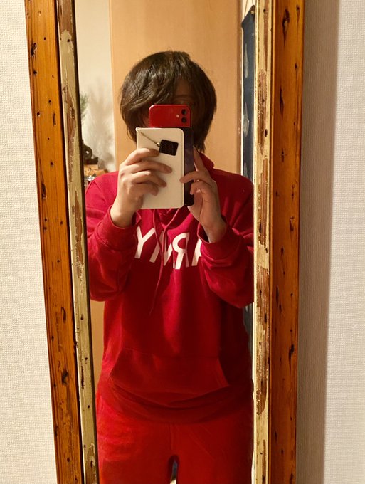 初売りで新しいスウェットを買い、普段着だったパーカーを2軍落ち(部屋着)させたらこうなりました。

ちなみに靴下も赤いです。 