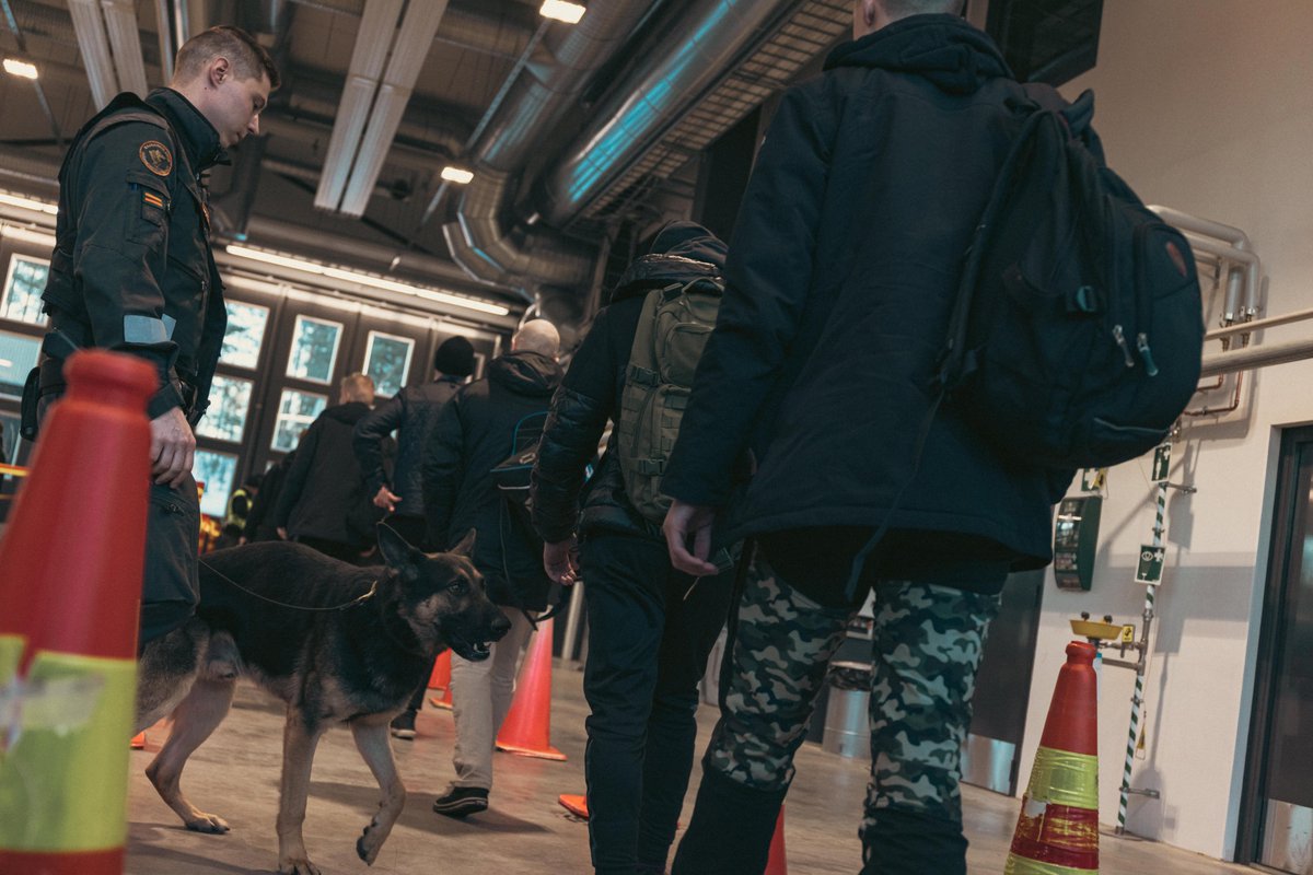 KarjalanPR's tweet photo. Eilen saapuneiden alokkaiden tavaroiden tarkastukseen osallistui virkakoiria niin @Puolustusvoimat kuin myös @kaakkoisraja, @poliisi_kaakko ja @Hameenpoliisi sekä @rikosseuraamus. Kiitos tuestanne kiireisenä päivänä!
#K9 #virkakoira #Karjalanprikaati #saapumiserä123 #yhteistyö https://t.co/2U8gy6E4Nh