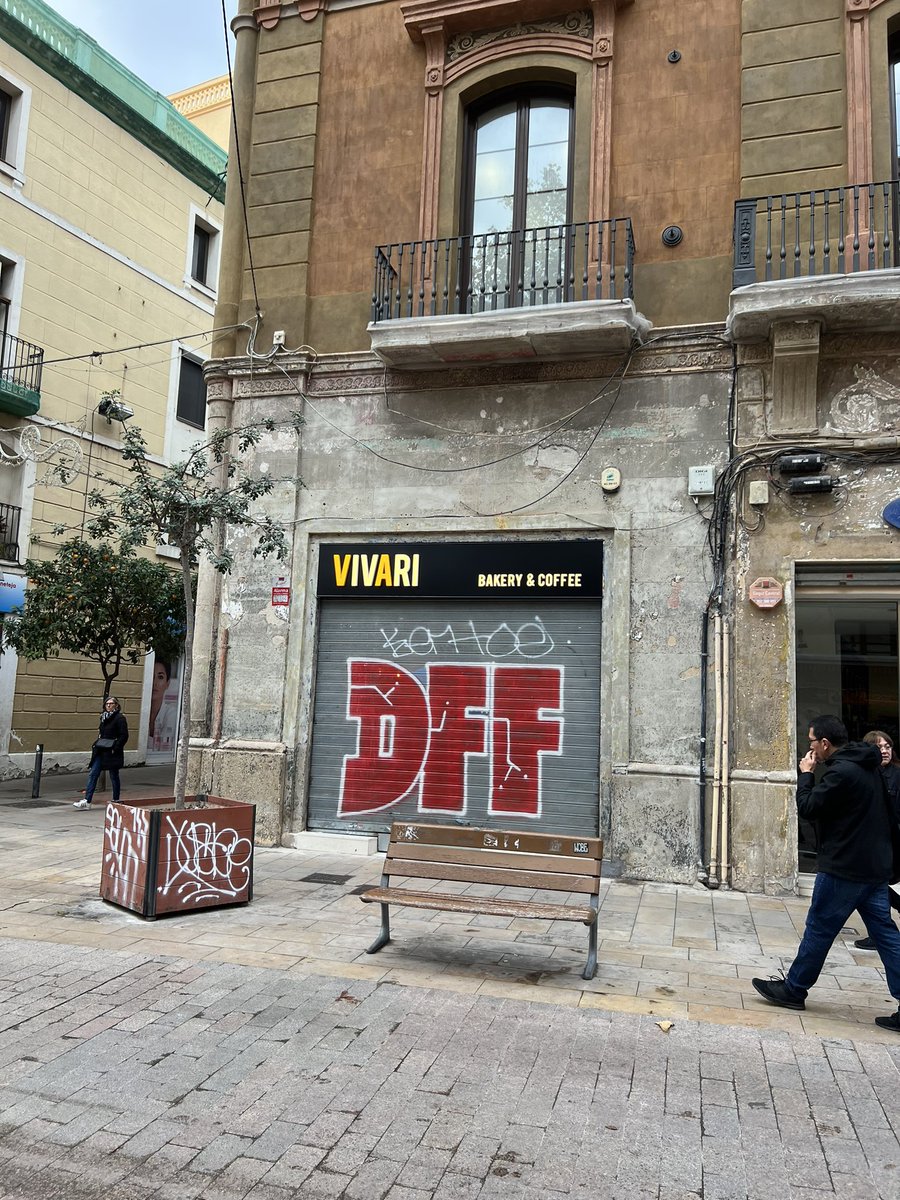 joancuvee's tweet photo. Al centre del Clot, a la plaça del mercat, al lloc mes maco del barri, amb tres forns mes a menys de 30 mtrs. Qualsevol cosa menys això. Una altra mes? Tantes llicències sense control d forns que no aporten res? @AdaColau pren nota. #pasrtesa #barsambpersonalitat #botiguesdebarri https://t.co/csNhGxLmHI