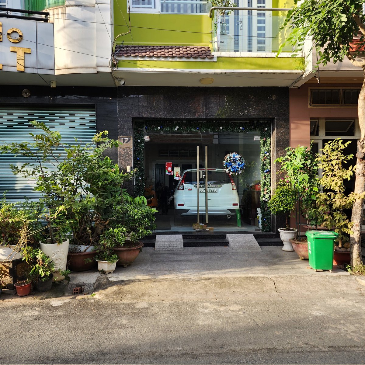 Orang Vietnam aneh deh, Jalan gede gitu bukannya parkir di jalan malah maksain parkir di dalem rumah 🗿