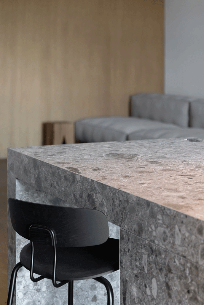 RelayDesign's tweet image. Welcome back for 2023. Let&apos;s start this new year off with a clean, calm space, like this apartment in Bucharest. It includes the Okito Bar from Zeitraum with solid oak seat and back stained in a graphic black finish zeitraum-moebel.de/projects/iii/