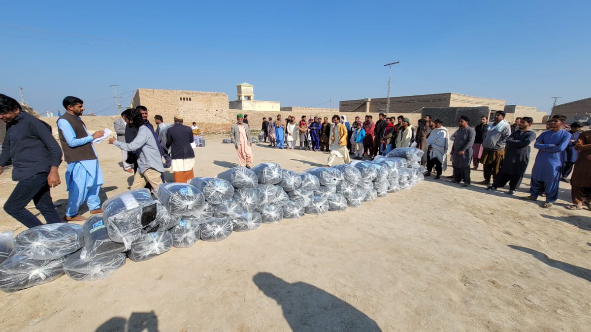 Shoban_Alee's tweet photo. Flood Relief Drive
100 bags of winter kits distributed in Mehar City District KN Shah.
#Ideas9 #Mehar #KNShah #SitaRoad
@evolvingmisfit @akhtarb1 @Texas1saxeT @DilshadAliMemo2 https://t.co/CORV39u5SP
