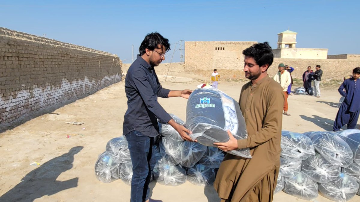 Shoban_Alee's tweet photo. Flood Relief Drive
100 bags of winter kits distributed in Mehar City District KN Shah.
#Ideas9 #Mehar #KNShah #SitaRoad
@evolvingmisfit @akhtarb1 @Texas1saxeT @DilshadAliMemo2 https://t.co/CORV39u5SP