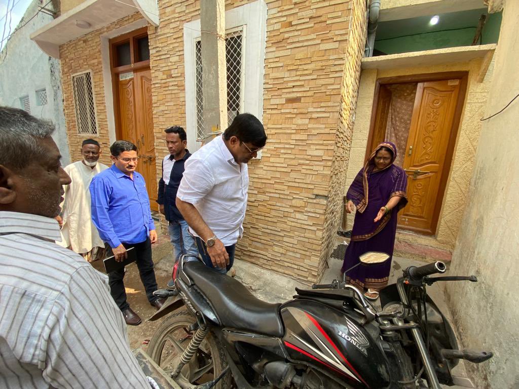 @MemberAIMIM inspected Guruna Galli, Pakeeza Bowli for water Poluttion problem.

Under the Leadership of Barrister @asadowaisi Sahab

He has requested the water works GM & DGM to initiate immediate works to resolve the problem and inconvenience being caused to the residents.