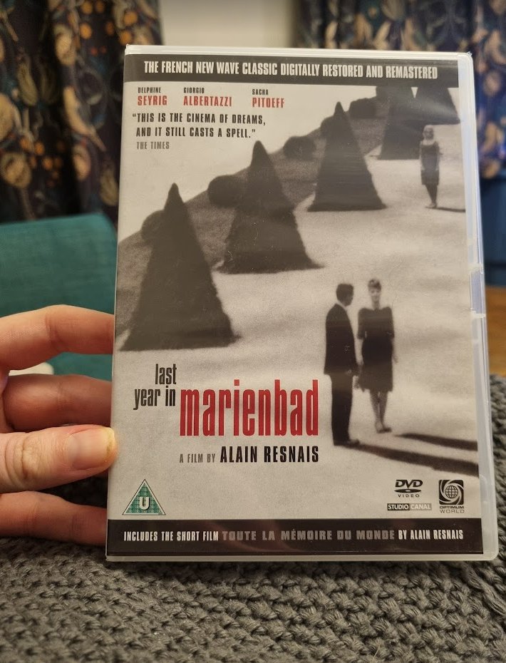 BooLeanneLogic's tweet image. #1 was Last Year at Marienbad (1961)
A story of a man in a fancy hotel relentlessly harassing a chic woman into believing they agreed, a year ago, to run away together. 
Lots of unreliable memory, lies, do-overs, daydreams and effective, strange tableaux shots. #GapSpotting