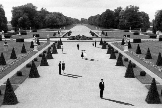 BooLeanneLogic's tweet image. #1 was Last Year at Marienbad (1961)
A story of a man in a fancy hotel relentlessly harassing a chic woman into believing they agreed, a year ago, to run away together. 
Lots of unreliable memory, lies, do-overs, daydreams and effective, strange tableaux shots. #GapSpotting
