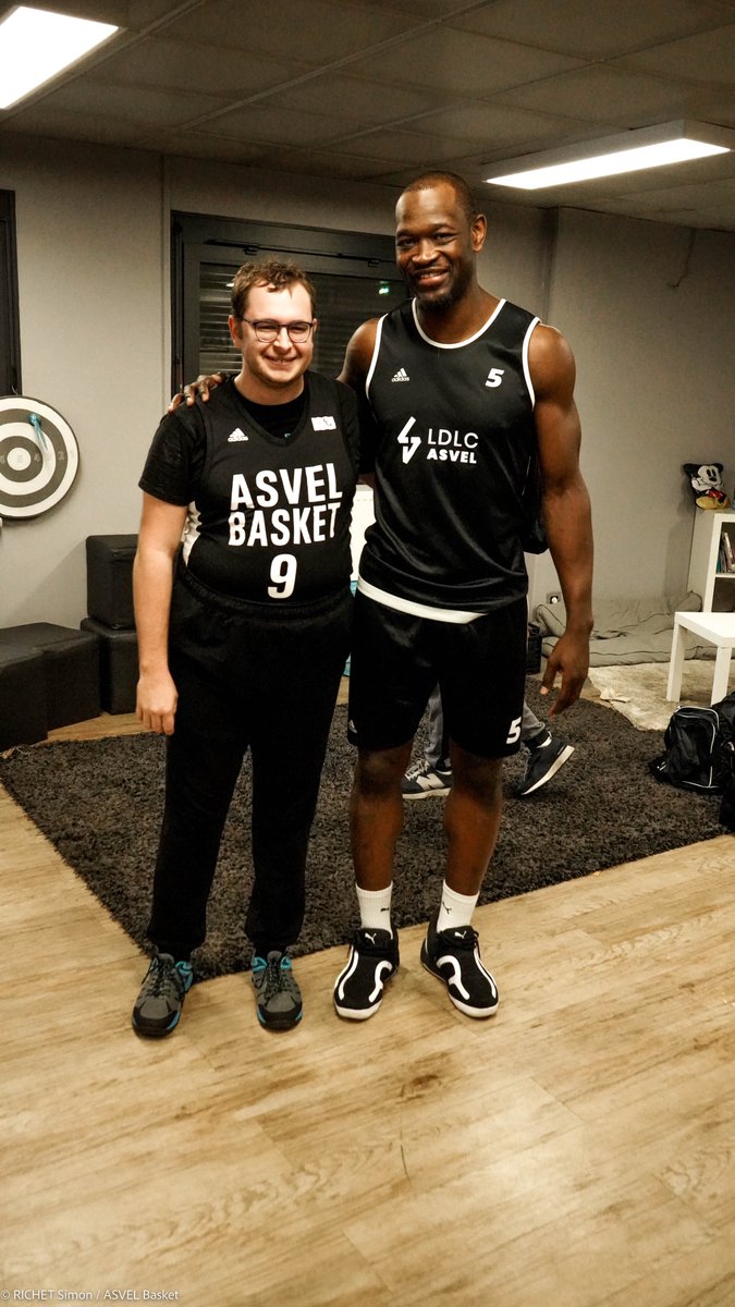 asvelbasketasso's tweet photo. Notre section de basket adapté a eu la chance de s'entrainer à l'Astroballe 🔝
Valentine et son groupe ont découvert les différentes installations avant d'avoir l'opportunité de rencontrer Charles KAHUDI le capitaine de @LDLCASVEL 🤝

#TeamASVEL #OneTeam #Astroballe https://t.co/ghMXyH1MTY