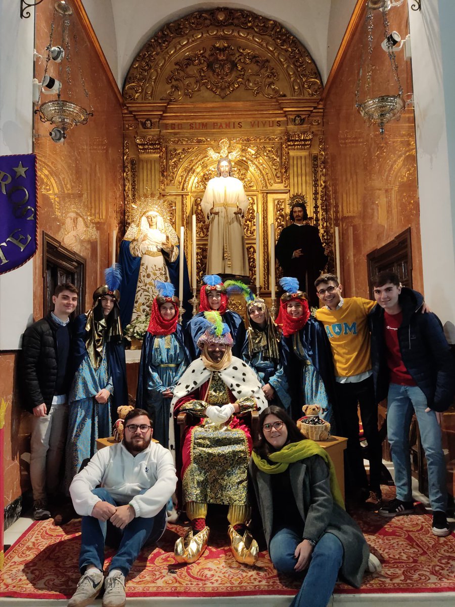 GJHdadPanaderos's tweet photo. #NAVIDAD | PANADEROS DE ORIENTE

Durante la tarde de ayer, el Cartero Real, acompañado de sus Pajes Reales, visitó la Capilla de San Andrés para recoger las cartas a los Reyes Magos de todos los niños que acudieron.

#OrfilaPanadera
#SigamosHaciendoLío https://t.co/Yw0ZCRQDlD