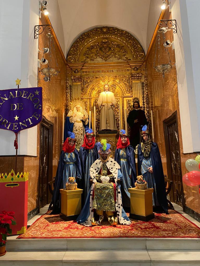 GJHdadPanaderos's tweet photo. #NAVIDAD | PANADEROS DE ORIENTE

Durante la tarde de ayer, el Cartero Real, acompañado de sus Pajes Reales, visitó la Capilla de San Andrés para recoger las cartas a los Reyes Magos de todos los niños que acudieron.

#OrfilaPanadera
#SigamosHaciendoLío https://t.co/Yw0ZCRQDlD