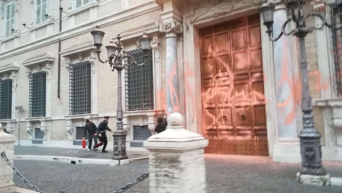 Hanno ragione? 
Certo che hanno ragione. 
L'unica cosa più spaventosa dell'ondata di calore di questo inverno in Europa è il silenzio politico che l'ha accompagnata. 
Ed è utile? 
È uno smascheramento della grande cecità di questo paese, quindi è utile, certo. Utile, necessario.