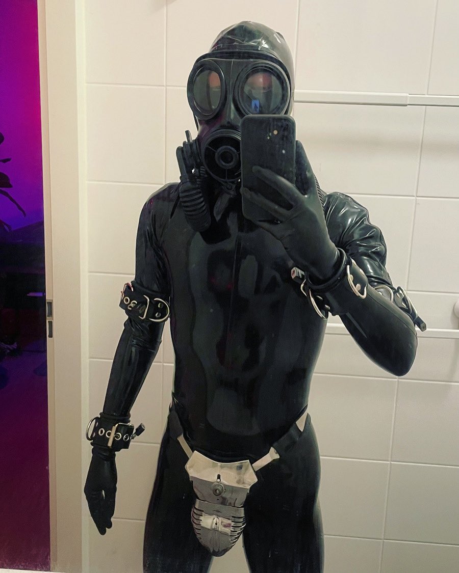 Locked gimp is happy gimp 🖤
w/ <a href="/Gear_Dennis/">GearDennis</a>