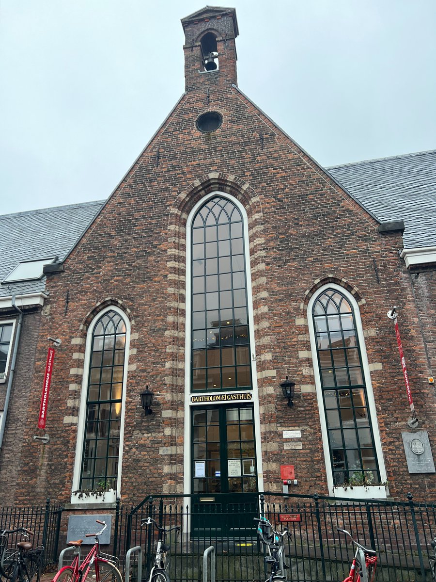 In november zag ik in tweedehandszaak in Dordrecht eenoude dekenkist* van het Bartholomeusgasthuis in Utrecht en meldde het hier. <a href="/ElsLeicher/">Els Leicher</a> pakte het op! Vanmorgen was de overhandiging aan directeur Loes de Vries.
*bewoners bewaarden hierin rond 1900 persoonlijke bezittingen