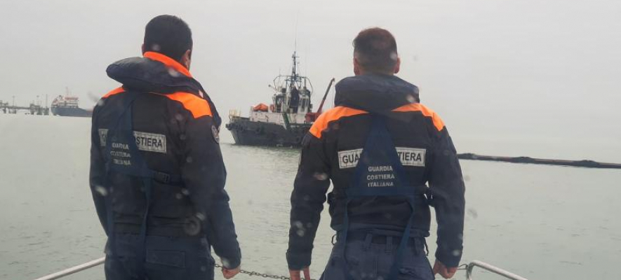 guardiacostiera's tweet photo. #GuardiaCostiera #Ancona impegnata in esercitazione #Pollex coordinata da Prefettura: simulata rottura manichetta e sversamento petrolio in mare da raffineria API per testare piano emergenza esterna dello stabilimento e piano locale antinquinamento. Diversi i soggetti coinvolti. https://t.co/a9EDyaXtMg
