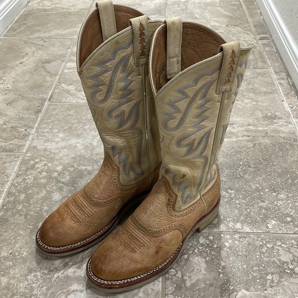 RubymoraJams's tweet photo. So good I had to share! Check out all the items I'm loving on @Poshmarkapp #poshmark #fashion #style #shopmycloset #rockrevival #daytrip #ariat: https://t.co/S1bBWnGCC8 https://t.co/a0Xq1HTihp