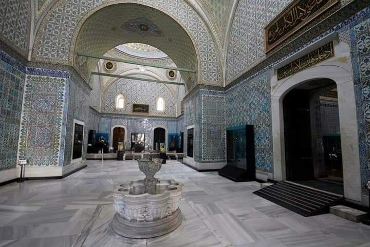 bernakaradogan's tweet photo. Topkapi Sarayı'nda bulunan Şadırvanlı sofa ve aynı sofa'nin Arifi'ye ait minyatürdeki çizimi. Minyatürde tahtta oturan padişah Kanuni Sultan Süleyman'dir. Şu an bu sofa Kutsal Emanetler bölümündedir.
#topkapisarayi https://t.co/xjDRavVtYD
