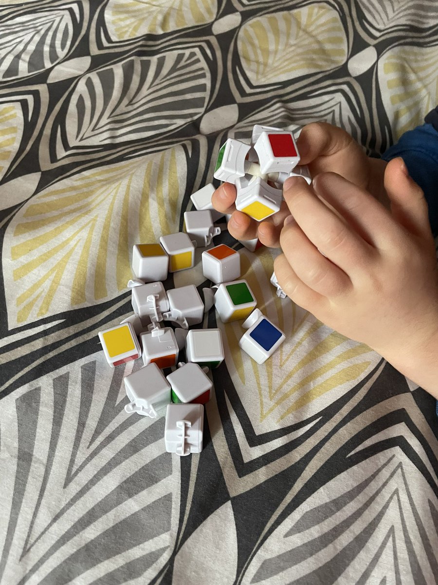 Mi hijo ha resuelto un cubo de Rubik, se nota la genética materna